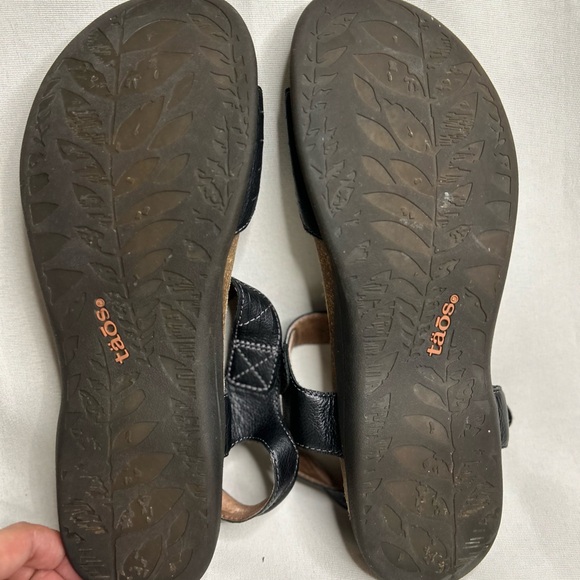 Taos Footwear Black Leather Slingback Sandals with Silver Medallion - Picture 4 of 8